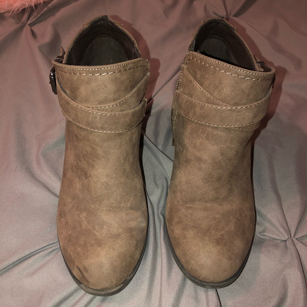dusty brown ankle booties size 7